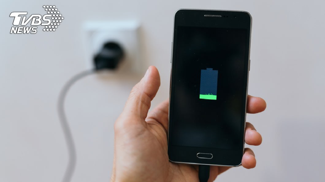 手機充電聽音樂　他睡到一半「漏電」成僵屍