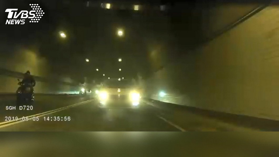 平面道路內側也是超車道? 後車狂閃燈引網怒:檢舉他