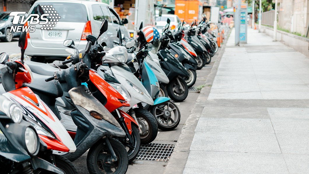機車停在空地!惡鄰竟用「粉筆寫字」怒批:不懂做人道理