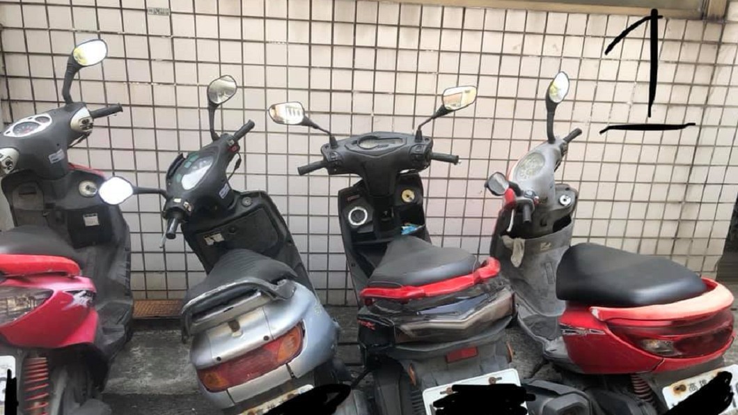 原PO把車停放在公共區域。圖／翻攝自爆怨公社