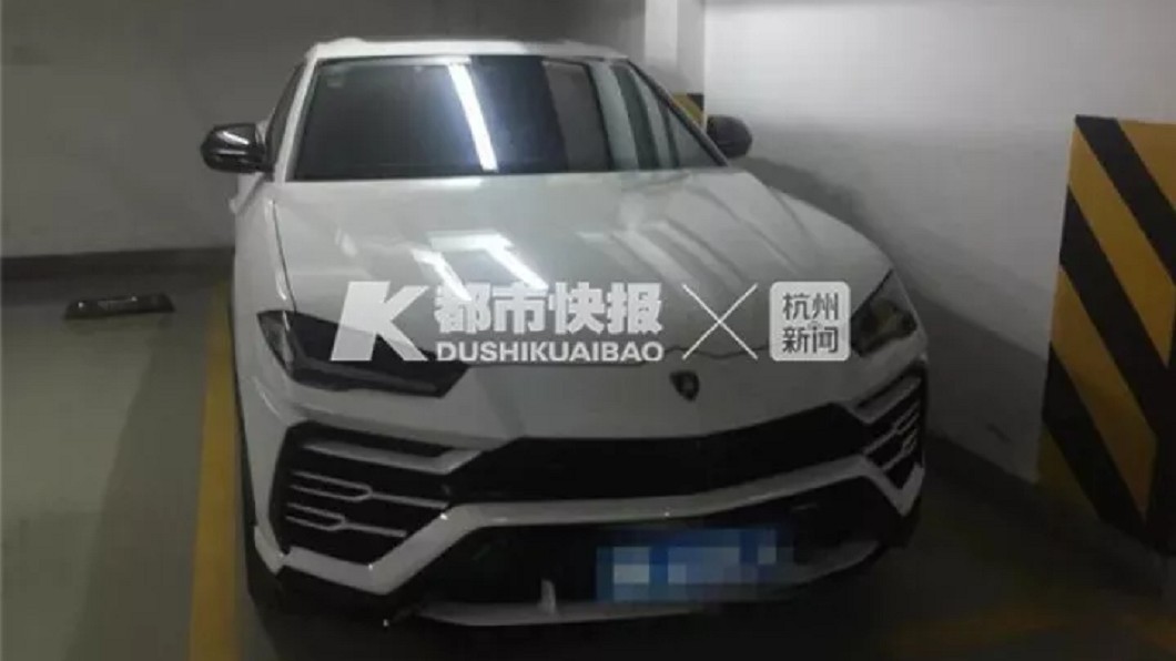 楊男換了一輛藍寶堅尼。圖/翻攝自都市快報微博
