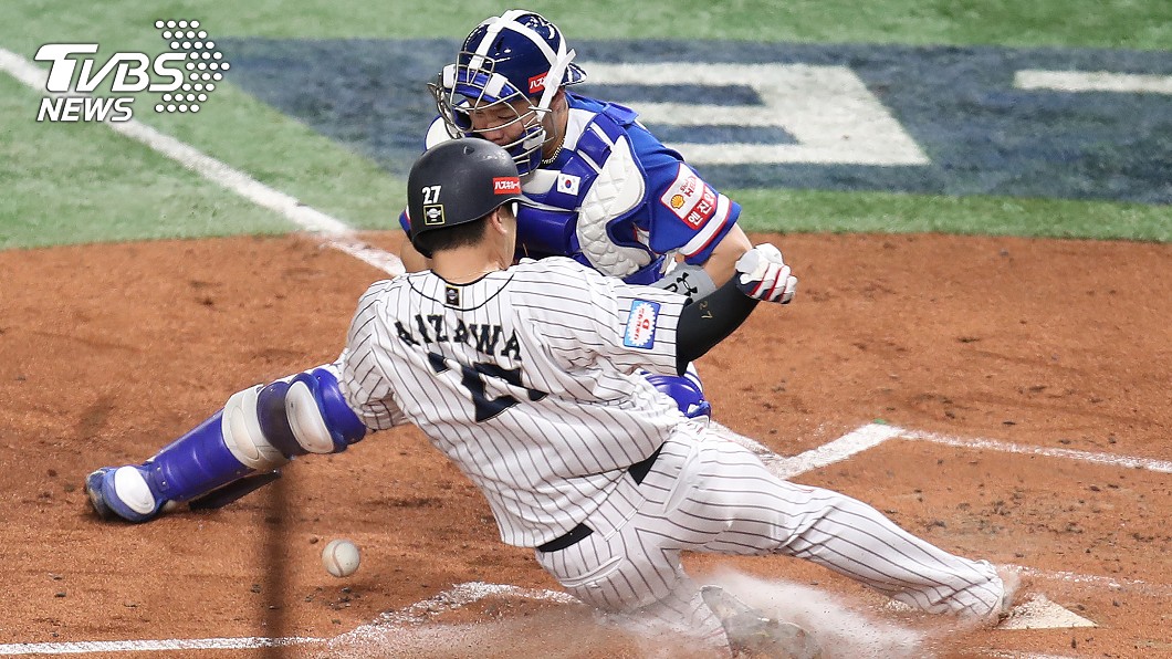 2019世界12強棒球錦標賽，16日晚間日本、韓國兩隊在複賽最終戰提前碰頭，2局下，日本會澤翼（前）靠著隊友安打，滑回本壘得分。(圖／中央社)