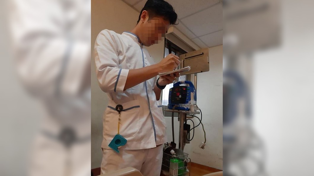 術後躺病床！鮮肉護士幫量血壓　她一看羞喊：心跳不準啦