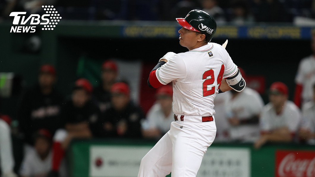 2019第2屆世界12強棒球錦標賽季軍戰17日在東京巨蛋登場，美國隊與墨西哥隊激戰到10局下，墨西哥打者拿瓦若（Efren Navarro）敲出斷棒再見安打，助隊奪得本屆第3名。圖／中央社。