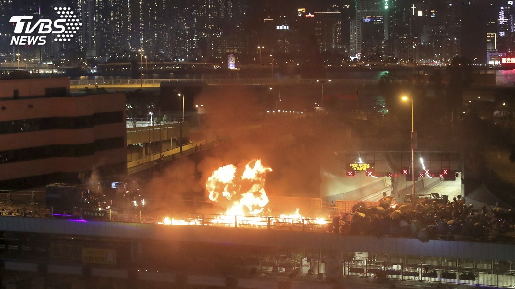 港警搶占理大門口 示威者放火轉進校內各大樓