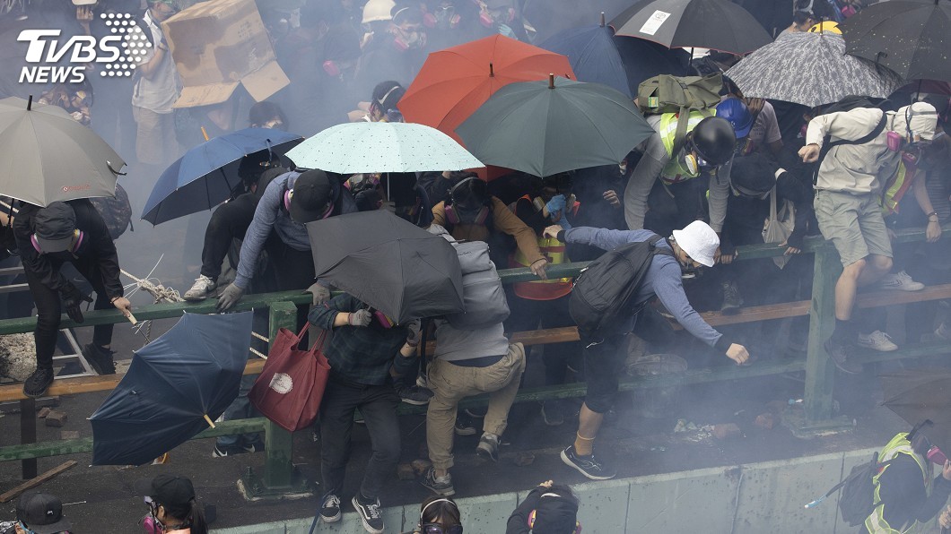 港理大示威者吊繩跳馬路逃離 民眾接應遭警攻擊