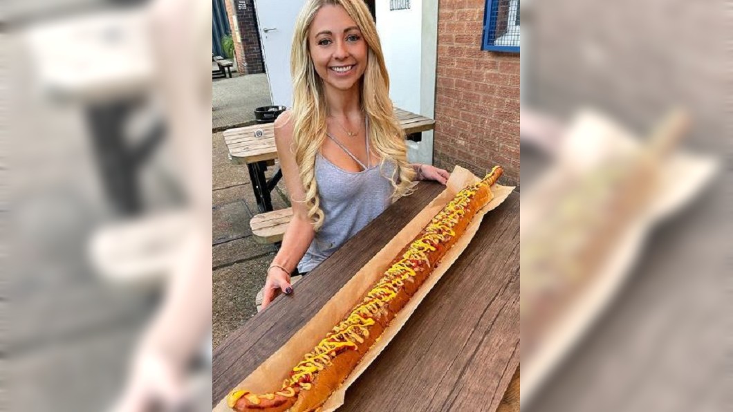 美女大胃王 挑戰超級熱狗堡25分鐘完食