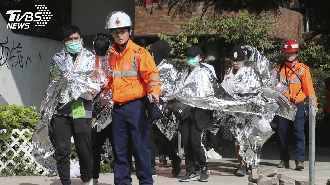 港警圍堵理大逼降示威者　已有600人走出校園