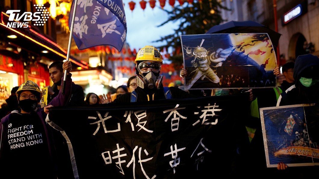 心繫家鄉情勢 倫敦港人聚集中國駐英使館外抗議
