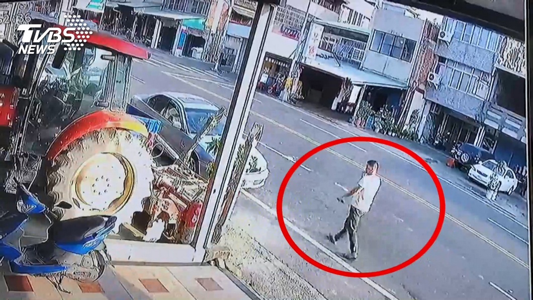行人閃臨停車走馬路 遭消防車撞飛命危