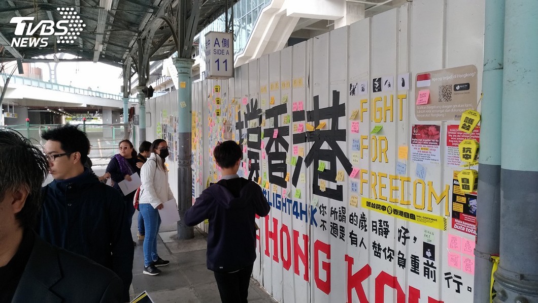 民團齊聚台中火車站連儂牆　呼籲挺香港孩子