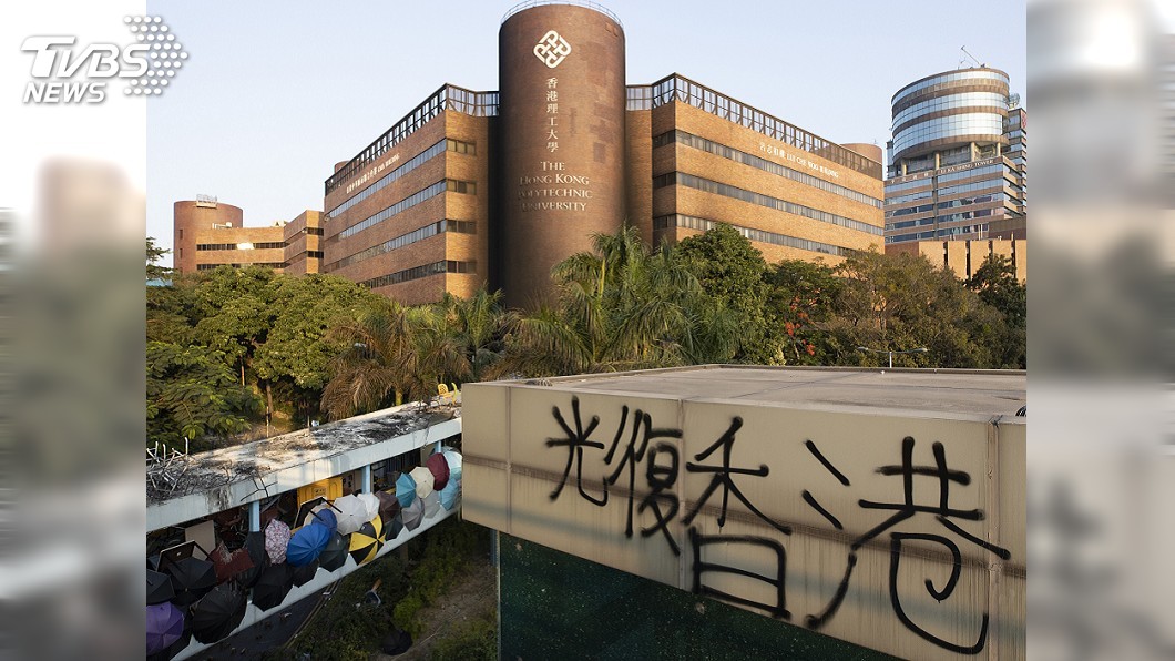 受困香港理大台生送往葵涌警署 暫未知罪名