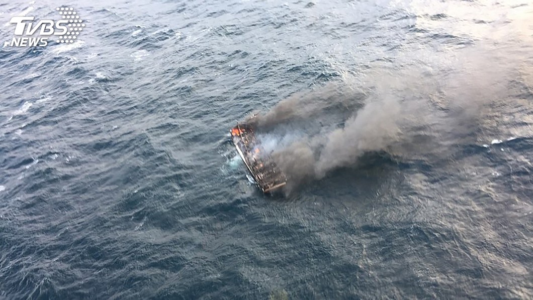 濟州漁船失火1死11失蹤 文在寅指示動員救難