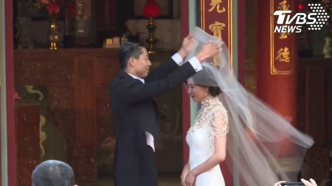 黃子佼指出,AKIRA要掀開林志玲頭紗前,一陣怪風吹向新人。圖/TVBS資料照