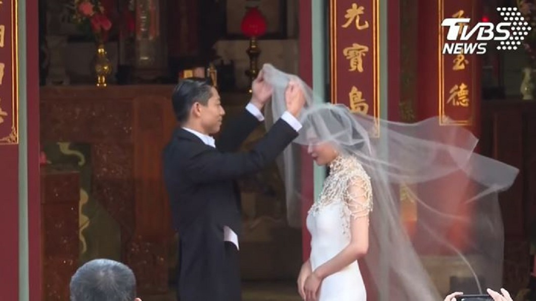 黃子佼指出,AKIRA要掀開林志玲頭紗前,一陣怪風吹向新人。圖/TVBS資料照