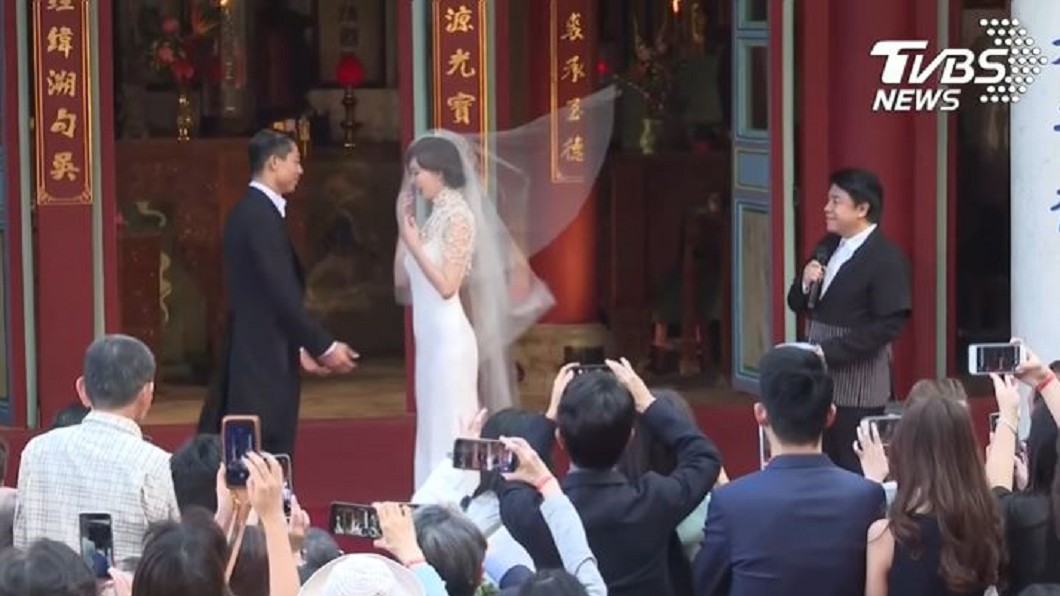 黃子佼指出,AKIRA要掀開林志玲頭紗前,一陣怪風吹向新人。圖/TVBS資料照