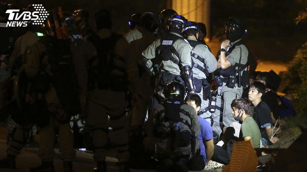 警方圍堵香港理大逼降 至今900人自首