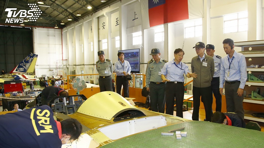 嚴德發赴漢翔 視察新式高教機及F-16構改案