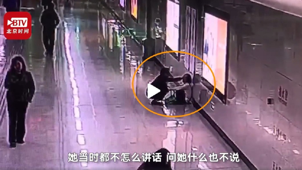 連續加班壓力大 婦被摸頭崩潰:在家哭怕嚇到女兒