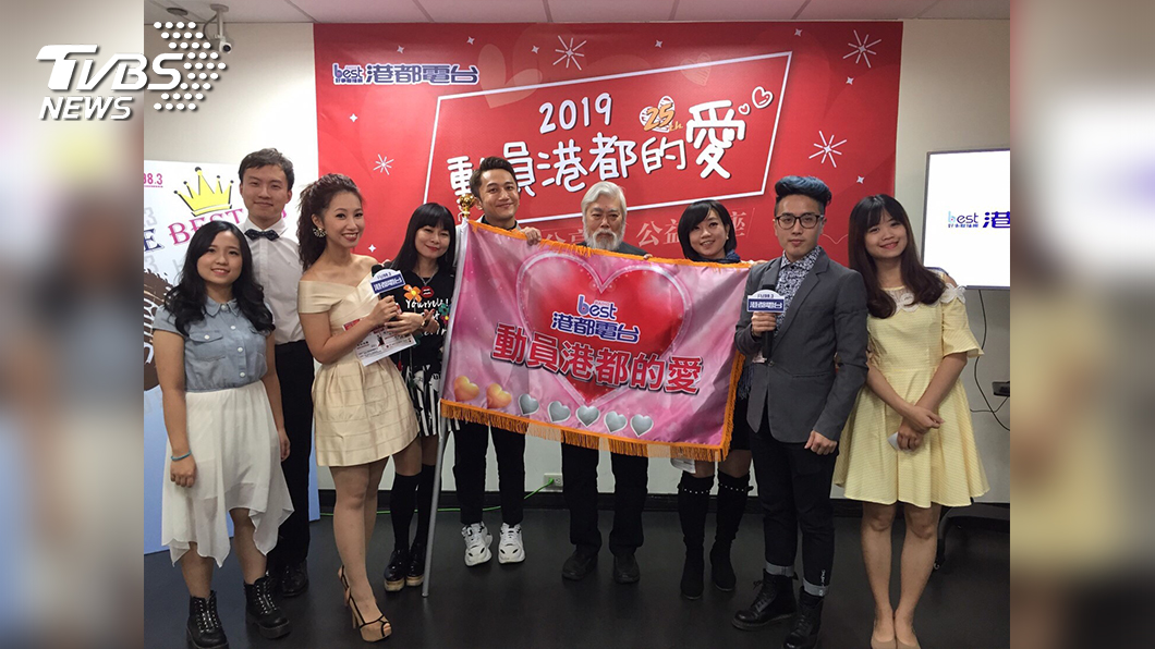 港都電台副董事長孫國祥(右四)與DJ群邀請民眾一同響應公益講座。(圖/港都電台)
