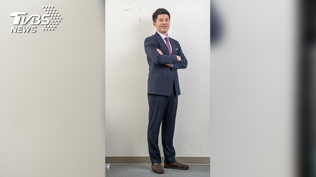 TVBS《新聞大白話》主持人謝曜州,被網友封為政論節目中的天菜。(圖/TVBS)