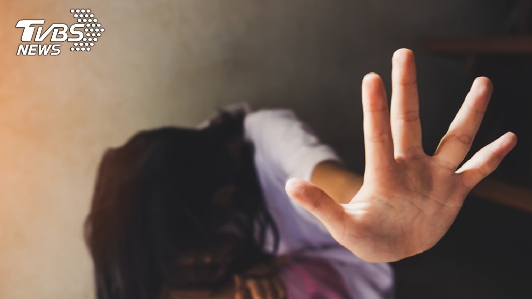 國中生強抱女同學索吻 監視器全拍父母辯:影片造假