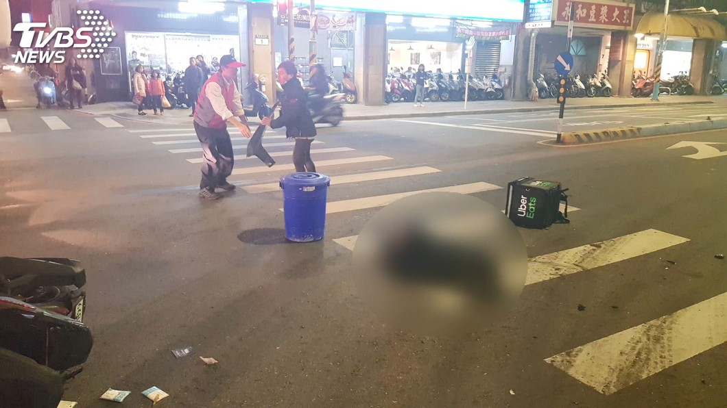 和轉彎車碰撞 UberEats外送員頭傷命危