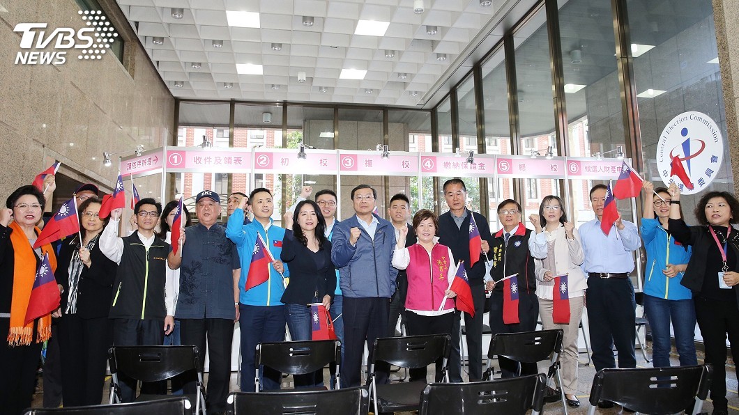 曾銘宗率國民黨不分區赴中選會登記 僅提名31席