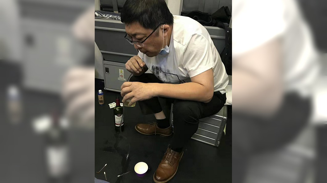老人搭機尿不出!醫「用嘴吸尿」37分鐘 感動網友