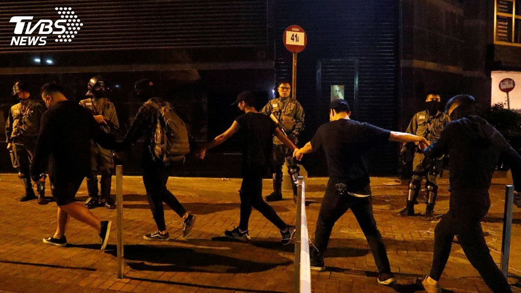 港警圍堵理大 凌晨再有6人走出自首