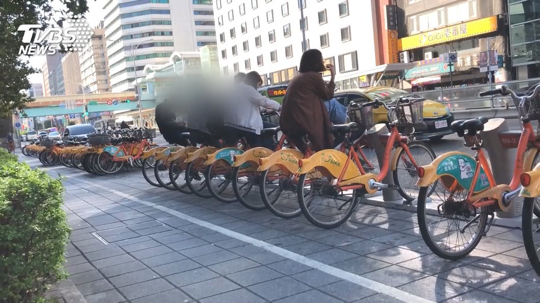 街頭健身? 民眾「霸凌Ubike」當飛輪騎