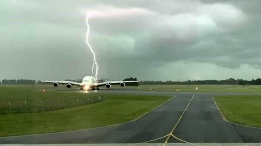 驚險瞬間! 紐西蘭風雨、阿聯酋客機險遭雷擊