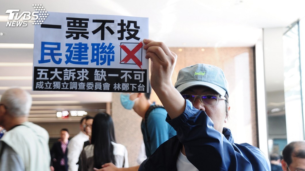 區議會選舉前最後上班日　港示威者高喊去投票