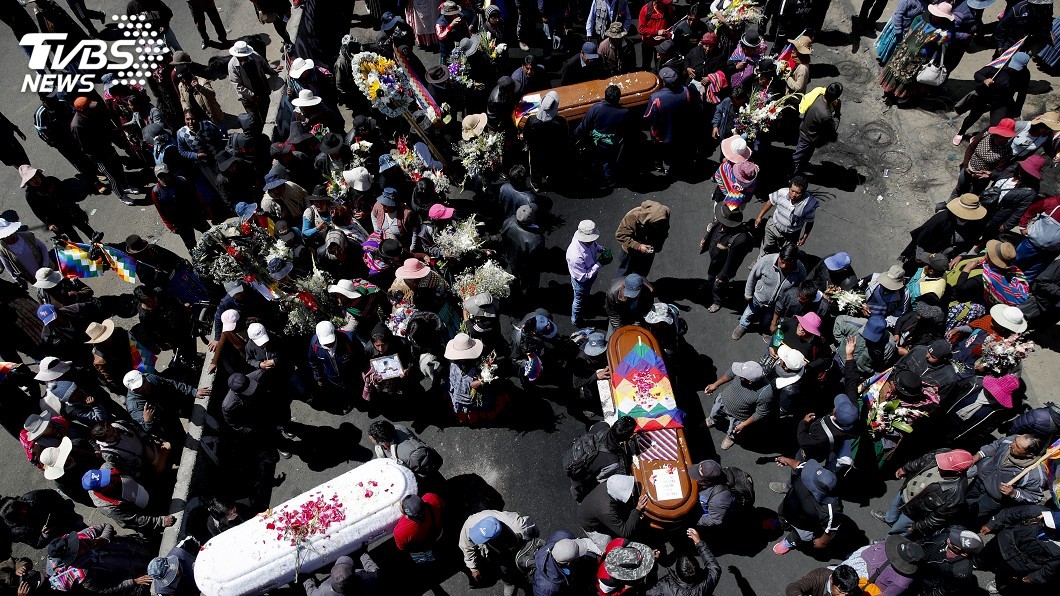 玻利維亞抬棺抗議 鎮暴警察發射催淚瓦斯驅離