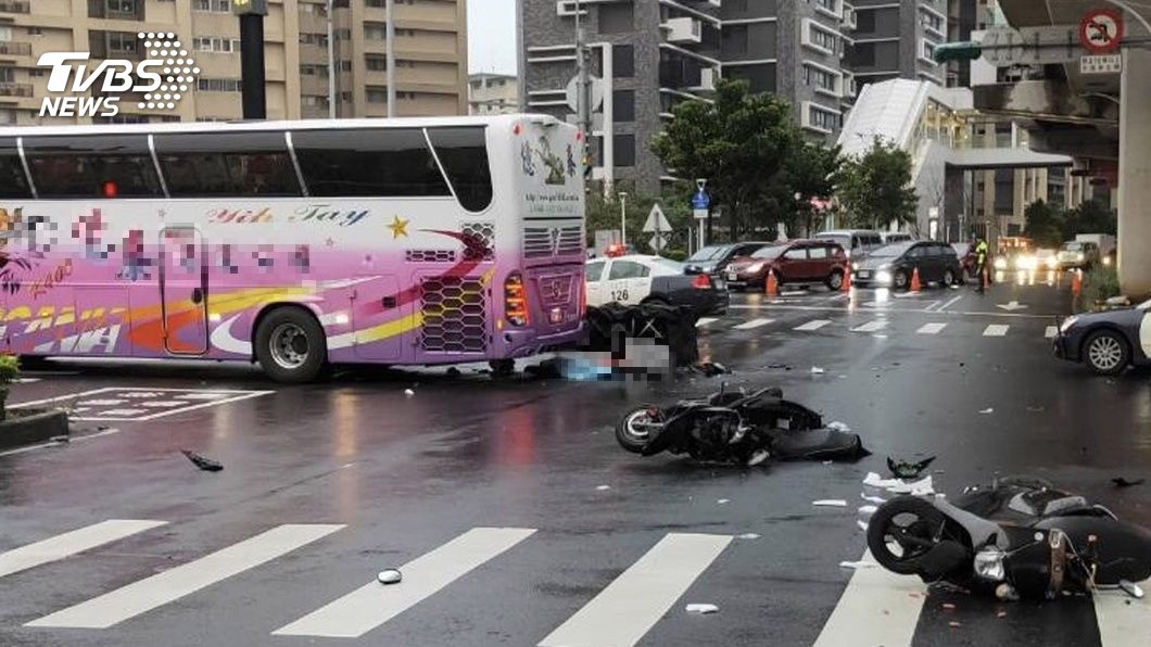 遊覽車疑違規左轉 17歲無照男捲車底遭輾斃