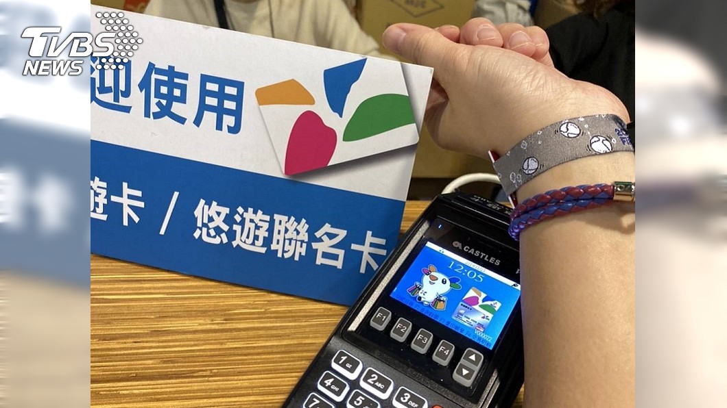 Fire Ball火球祭活動結合無現金支付風潮，從門票到餐飲到紀念商品，一卡到底。圖／悠遊卡公司提供