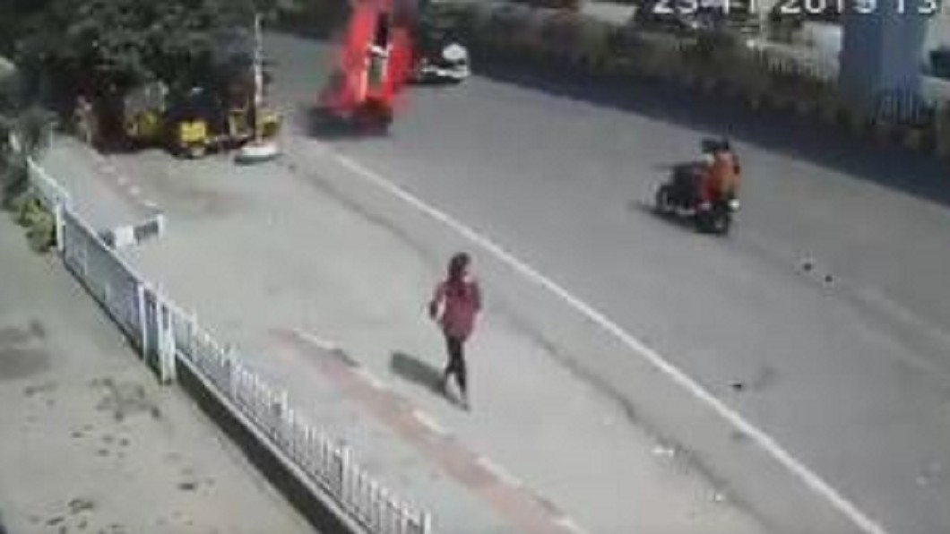 轎車飛落高架橋！　從天而降砸路人釀1死6傷