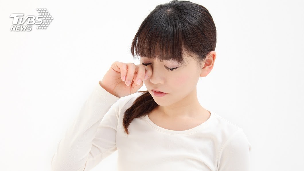 妹子深夜路邊大哭…男幫拭淚抱抱安慰 下場超悽慘