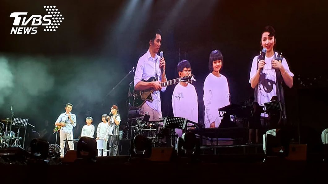 台灣主持天后陶晶瑩23日在吉隆坡舉行演唱會,她妙語如珠,頻頻逗樂觀眾,老公李李仁與兒子也上台彈吉他與打鼓助陣,讓全場洋溢幸福天倫樂。圖/中央社