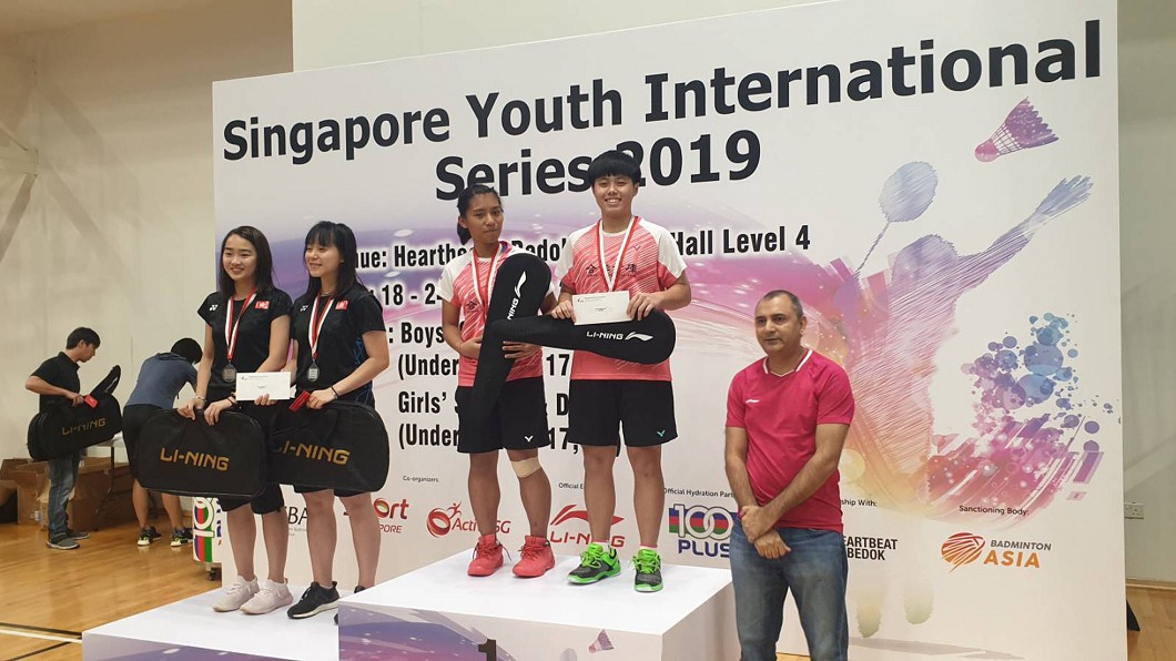 2019新加坡青少年國際羽球系列賽決賽,台灣選手在U19女雙表現亮眼,合作金庫娥斯勒柏.達古拉外(右3)與楊宜薰(右2)奪金。圖/教練提供
