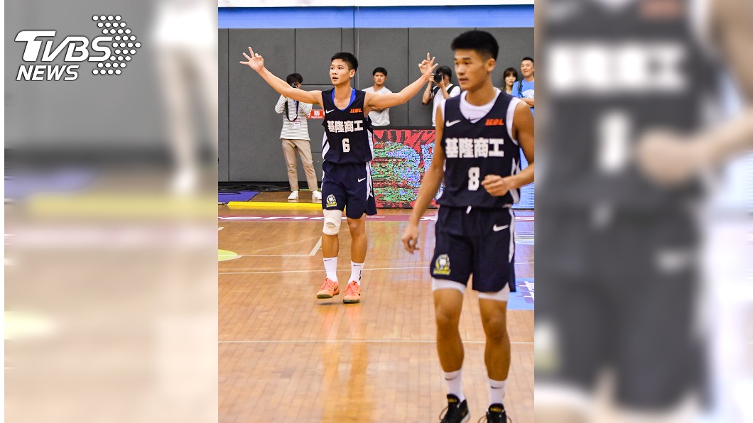 108學年度HBL高中籃球聯賽男子組預賽24日在台北體育館舉行,由強恕高中和基隆商工交手,基隆商工施庭羽(後黑衣)強攻拿下25分,但最終仍以72比80吞敗。圖/中央社