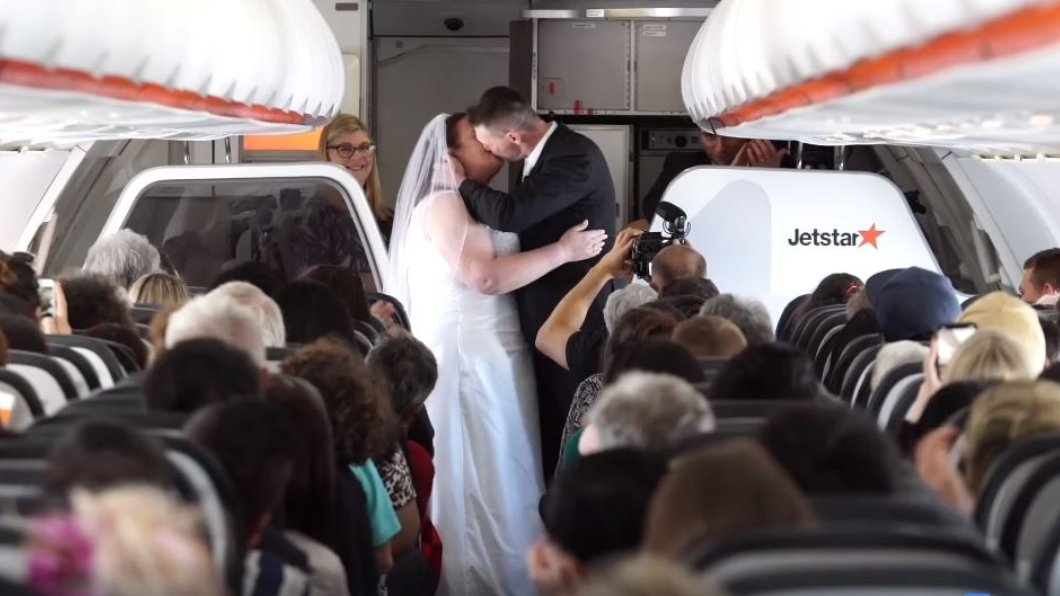 一萬公尺高空結為夫妻 超夢幻空中婚禮曝光