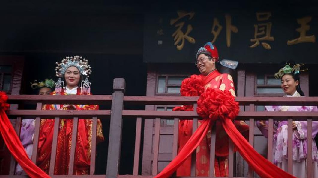 正妹每天都要上演拋繡球搶親再拜堂結婚的戲碼。(圖/翻攝自陸網)