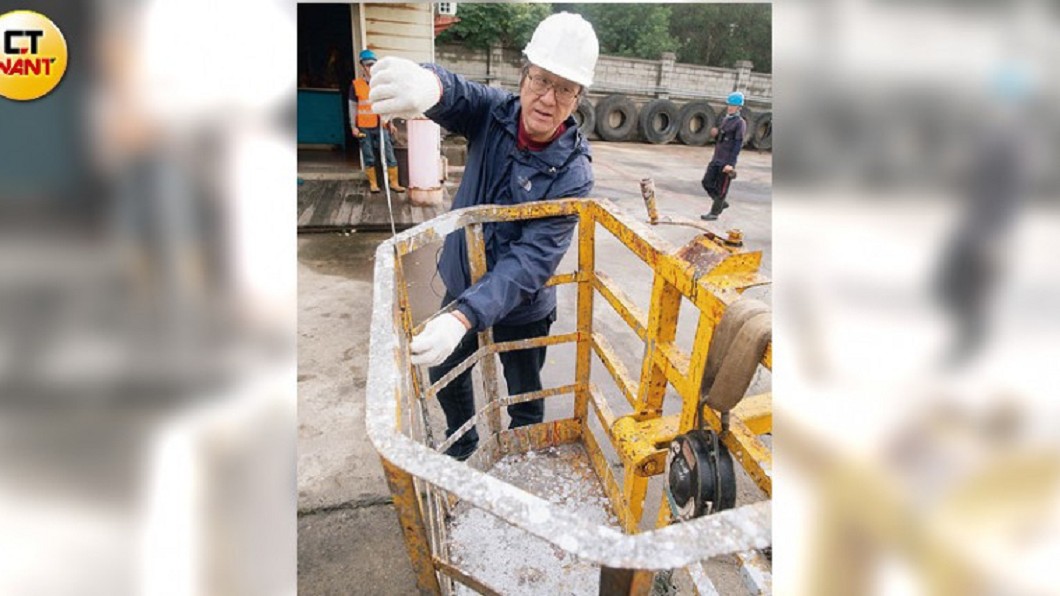 資深吊車檢驗員梁希聖表示,正式的吊車吊籃安全簽證,必須載明吊籃的規格及形式,並由技師測量、計算是否達到安全規範。(圖/CTWANT授權使用)