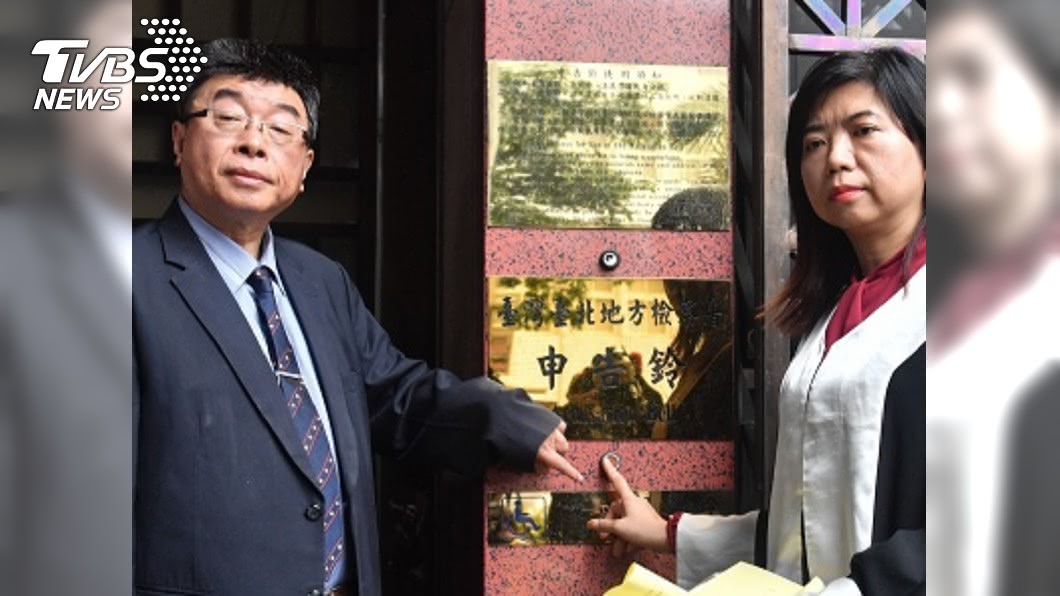眼尖網友發現邱毅與律師都按成愛心服務鈴。圖／中央社