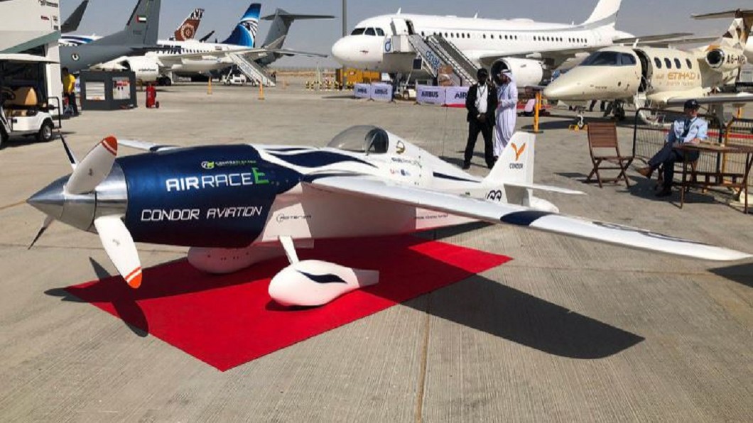 全球首架全電動競技飛機! 「白色閃電」走環保風