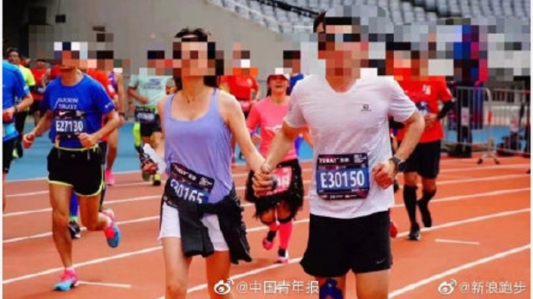 情侶牽手衝馬拉松終點閃瞎網友 被爆作弊下場GG了
