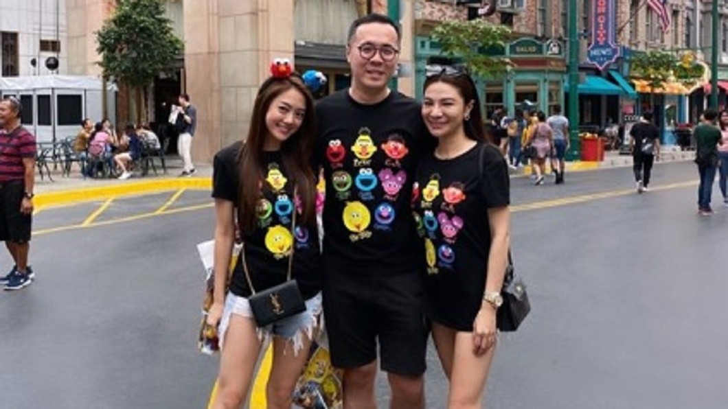 趙元同(圖中)摟著林千又(圖左)和林以婕。(圖/翻攝自林千又IG)
