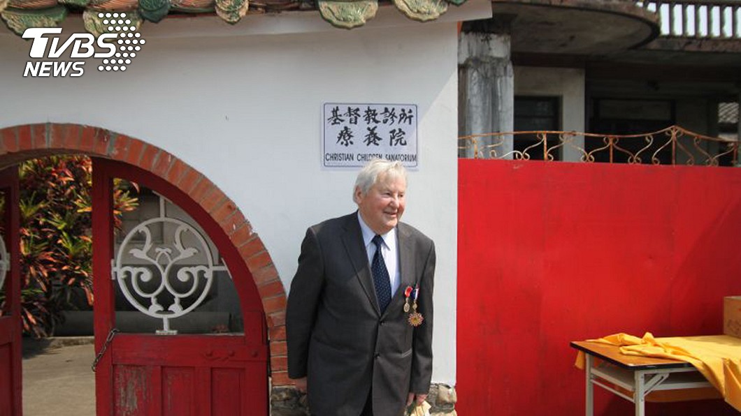 他關懷痲瘋病人,幫助1萬餘名小兒麻痺患者揮別爬行命運,是病友口中溫暖人心的「畢爸爸」。(圖/畢嘉士基金會提供)