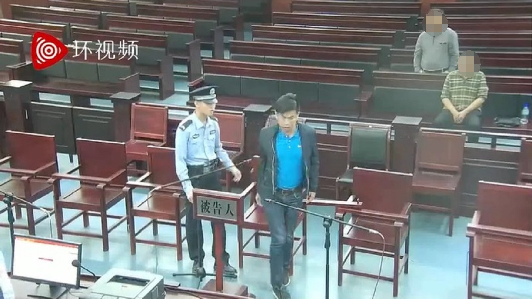 曝光影片最後,才放大王立強正面影片,但仍看不清楚樣貌。圖/翻攝自環球時報微博